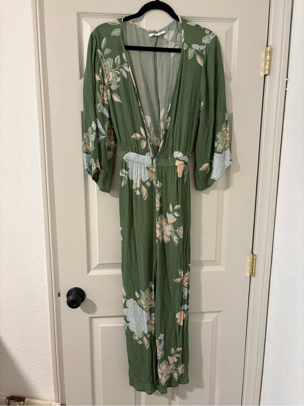 Oneill Women’s Jumpsuit Green Pink Floral Flowy Cropped Deep V Neck Size M NWOT